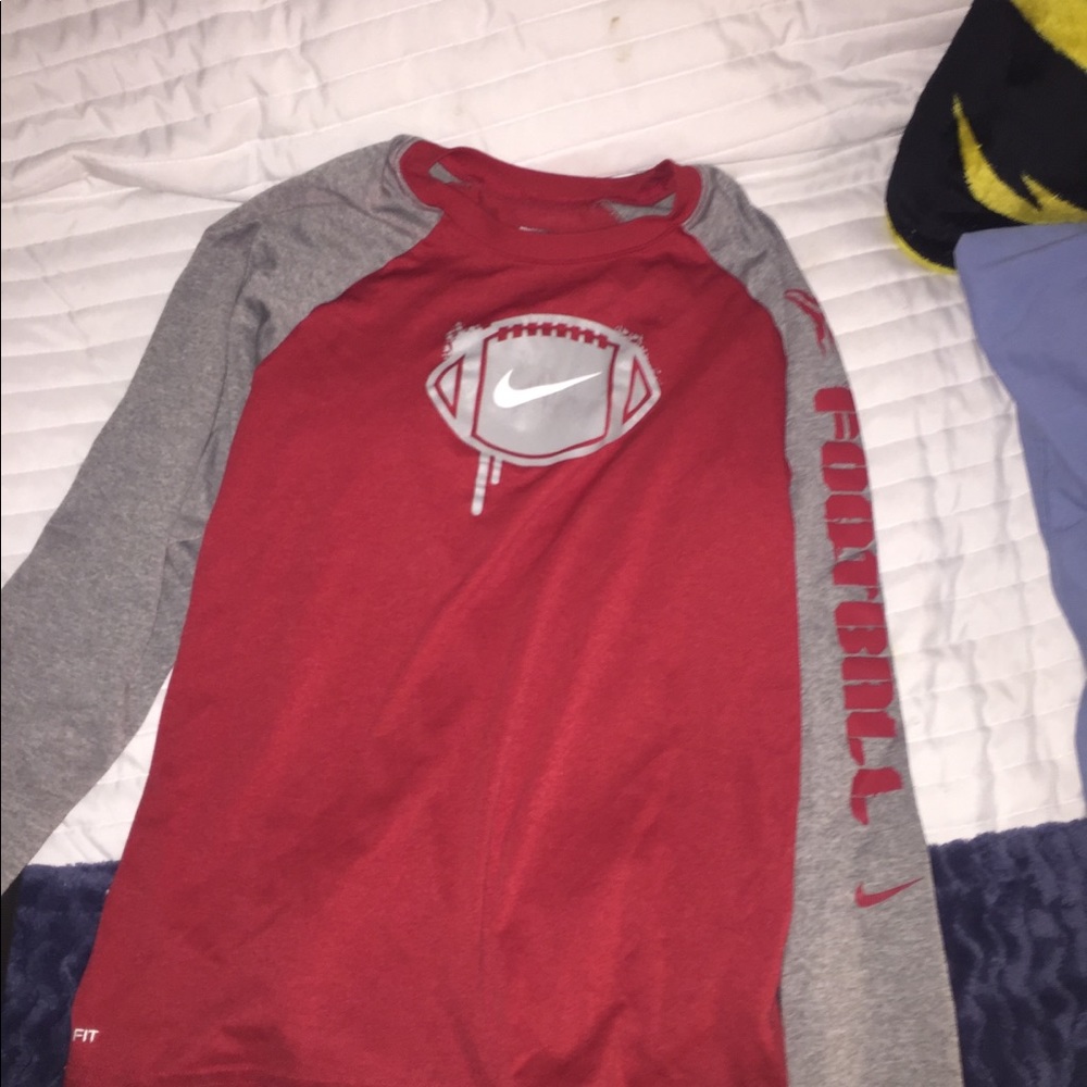 Nike long sleeve shirt it’s a medium for boys
